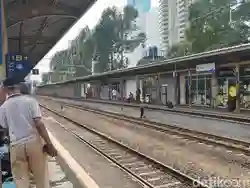 Penumpang KRL Menolak Penutupan Stasiun Karet: Akhirnya Harus Berjalan Lebih Jauh